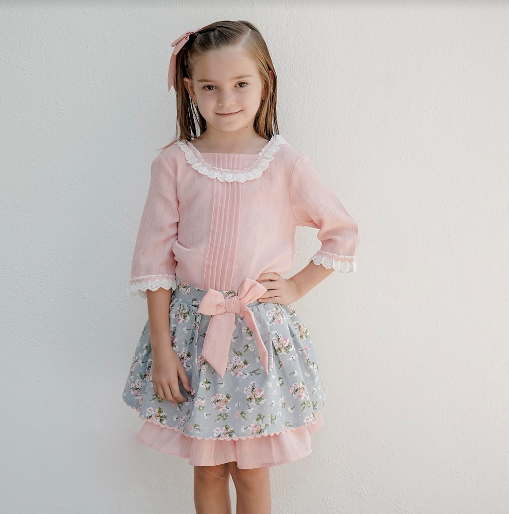 Conjunto de blusa coral con detalles al frente falda estampada con lazo para niña | Newness Marioneta moda.
