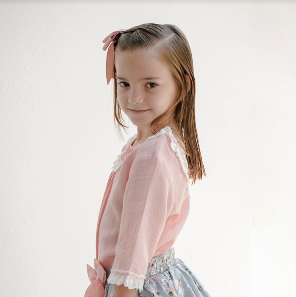 Conjunto de blusa coral con detalles al frente y falda estampada con lazo para niña | Newness