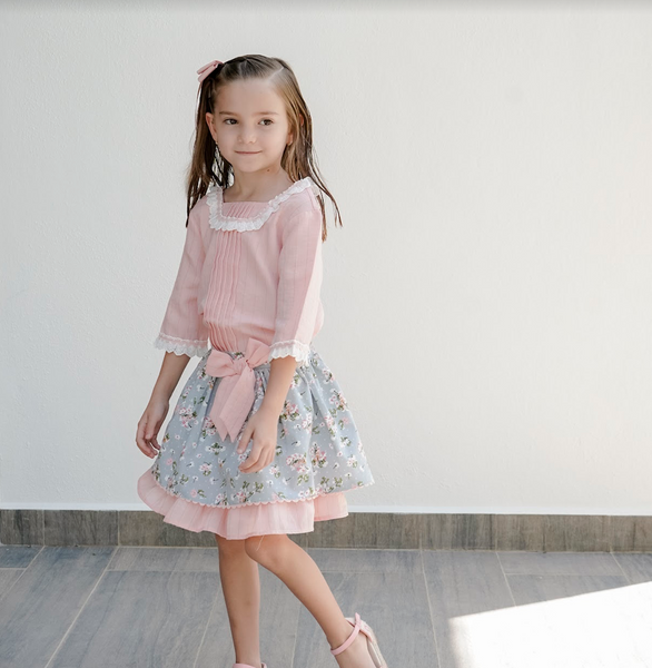 Conjunto de blusa coral con detalles al frente y falda estampada con lazo para niña | Newness