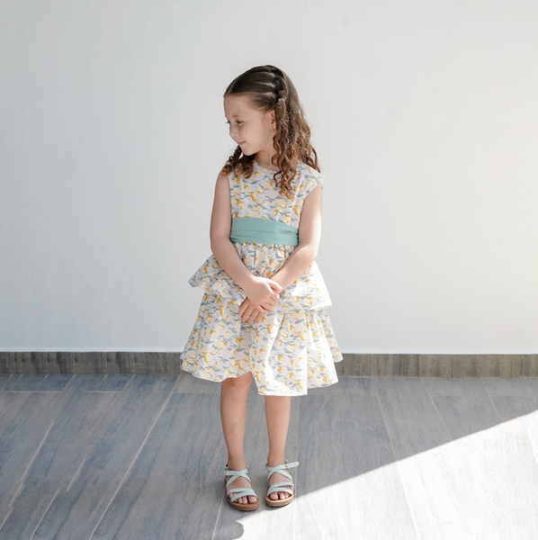 Vestido estampado con cinturón verde, doble olán para niña | Newness
