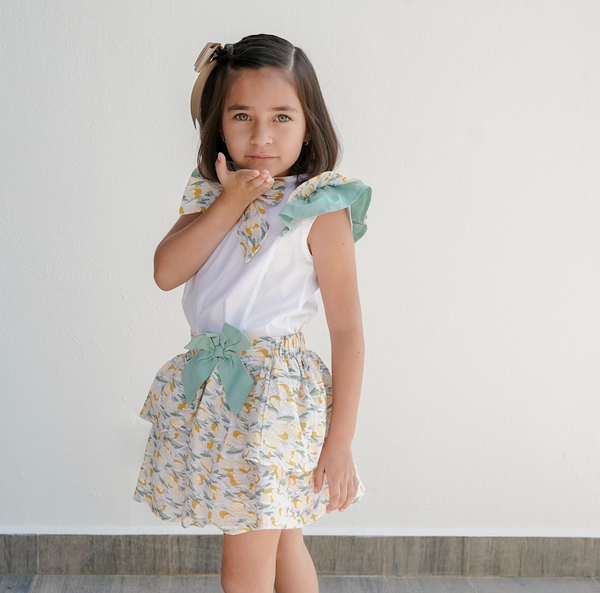Conjunto de niña dos piezas, blusa blanca y falda estampada para niña | Newness
