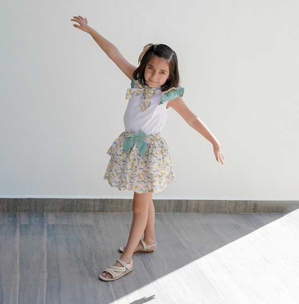 Conjunto de niña dos piezas, blusa blanca y falda estampada para niña | Newness