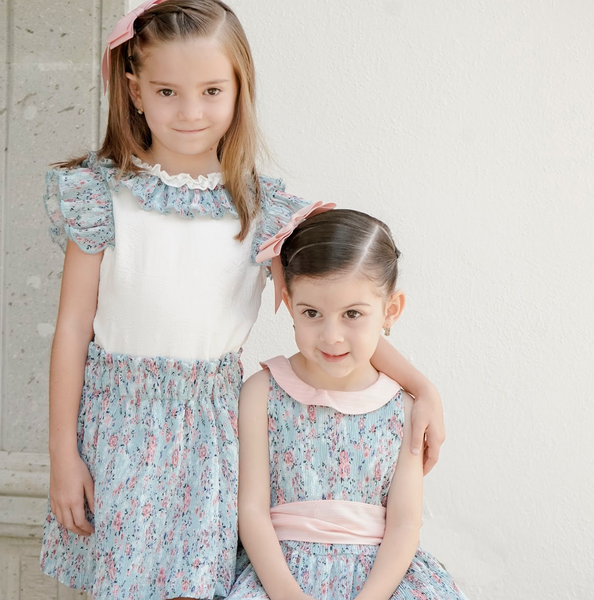 Conjunto de niña blusa blanca con volante estampado y falda estampada azul, para niña | Newness