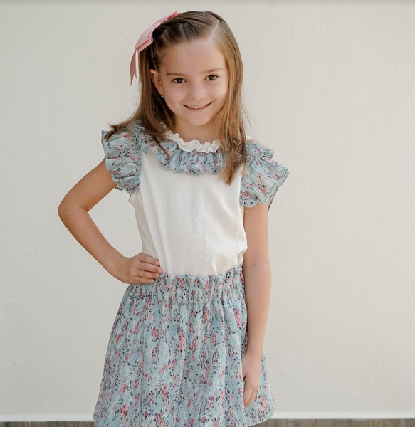 Conjunto de niña blusa blanca con volante estampado y falda estampada azul, para niña | Newness