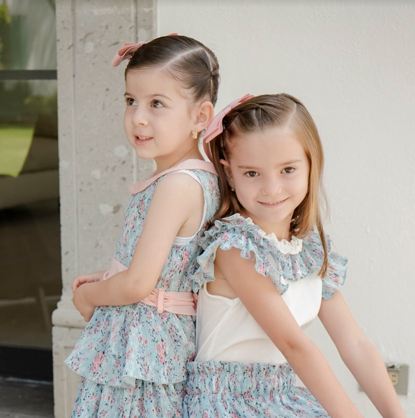 Conjunto de niña blusa blanca con volante estampado y falda estampada azul, para niña | Newness