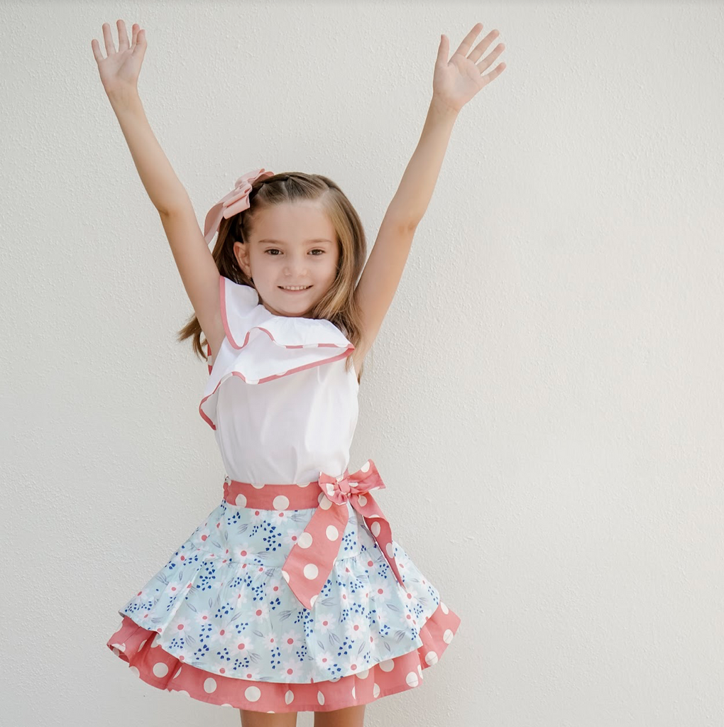 si puedes Desafío Vendedor ❤️ Conjunto de blusa blanca con detalles rojos y falda azul floreada con  olan rojo para niña | Newness | Marioneta moda.