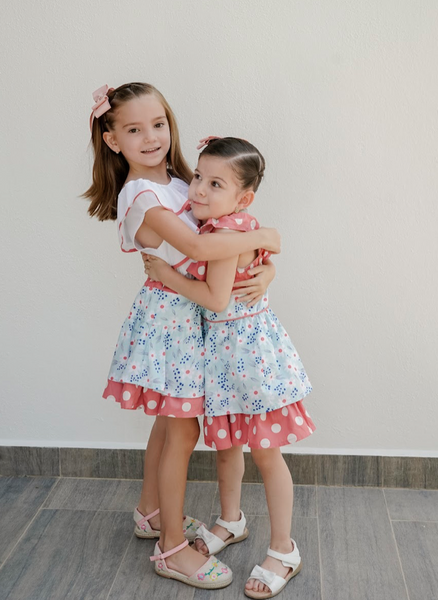 Conjunto de blusa blanca con detalles rojos y falda azul floreada con olan rojo para niña | Newness