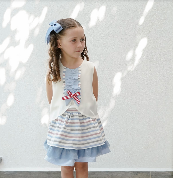 Conjunto de blusa blanca con detalles al frente y falda a rallas con olan de tul para niña | Newness