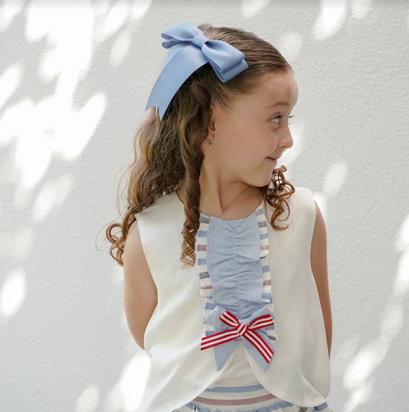 Conjunto de blusa blanca con detalles al frente y falda a rallas con olan de tul para niña | Newness