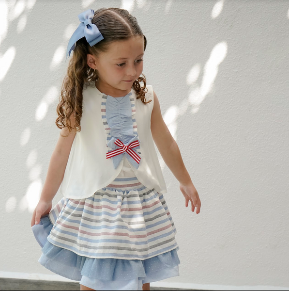 Conjunto de blusa blanca con detalles al frente y falda a rallas con olan de tul para niña | Newness