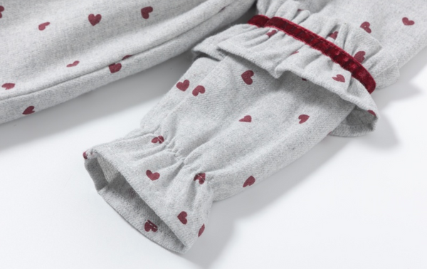 Vestido gris con estampado de corazones y adorno liston terciopelo para bebe niña | Newness
