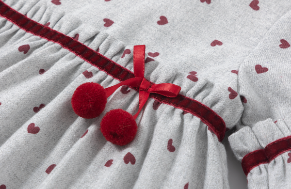 Vestido gris con estampado de corazones y adorno liston terciopelo para bebe niña | Newness