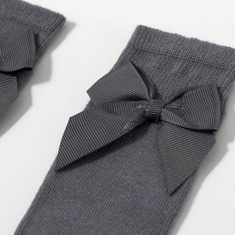 Media con detalle de lazo color gris oscuro para niña | Newness