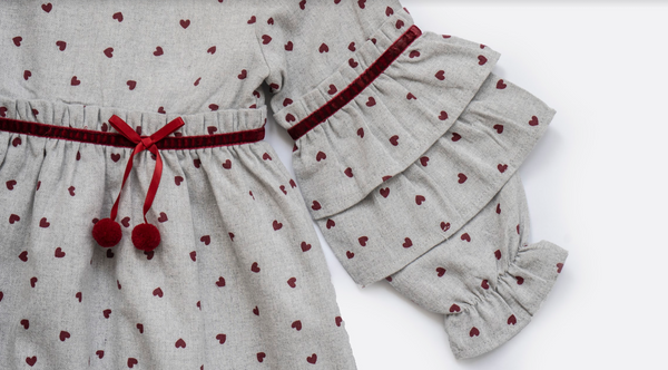 Vestido gris con estampado de corazones y adorno liston terciopelo para bebe niña | Newness