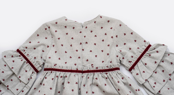 Vestido gris con estampado de corazones y adorno liston terciopelo para bebe niña | Newness