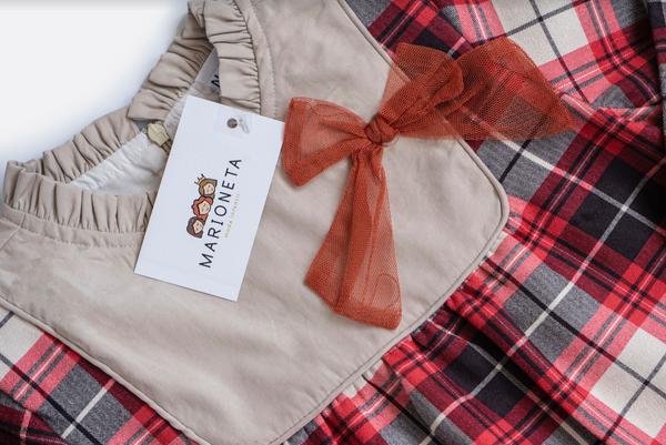 Vestido cuadros rojos combinado con perla y lazo rojo al frente manga larga para niña | Newness