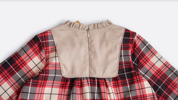 Vestido cuadros rojos combinado con perla y lazo rojo al frente manga larga para niña | Newness