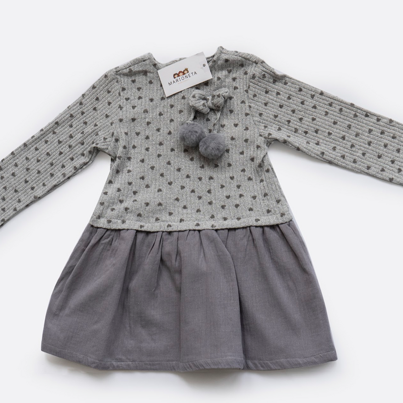 Vestido color gris con estampado de corazones y adorno de pompon para niña | Newness