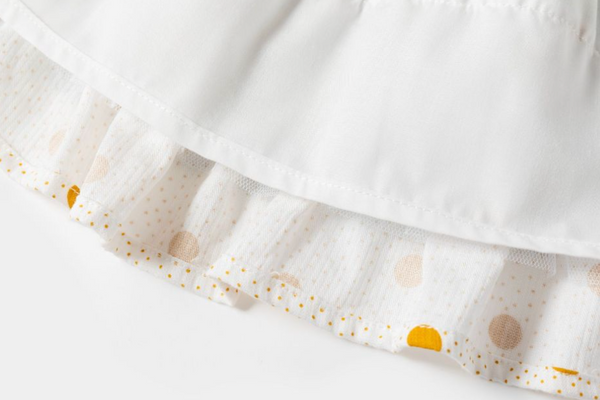 Conjunto dos piezas falda estampada verde y blusa blanca con bolas amarillas y adorno en mangas para niña | Newness