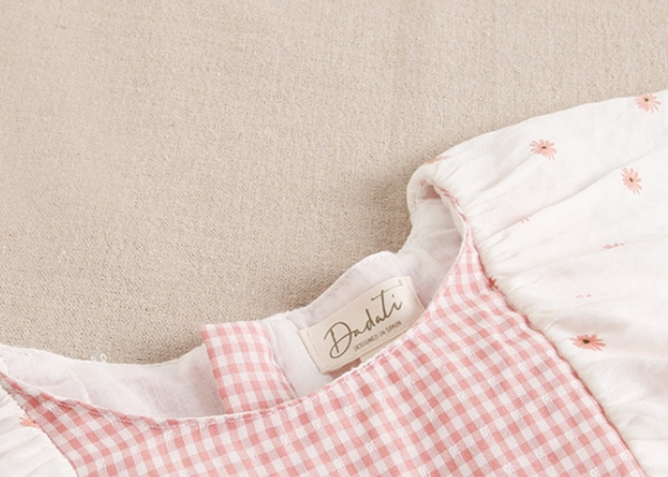 Vestido a cuadros color rosa con cuello blanco con detalles de flores para niña | DadatI