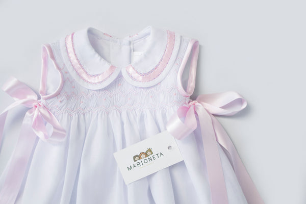 Vestido bordado color blanco con moños color rosa para bebé/niña| Carpi