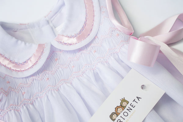 Vestido bordado color blanco con moños color rosa para bebé/niña| Carpi