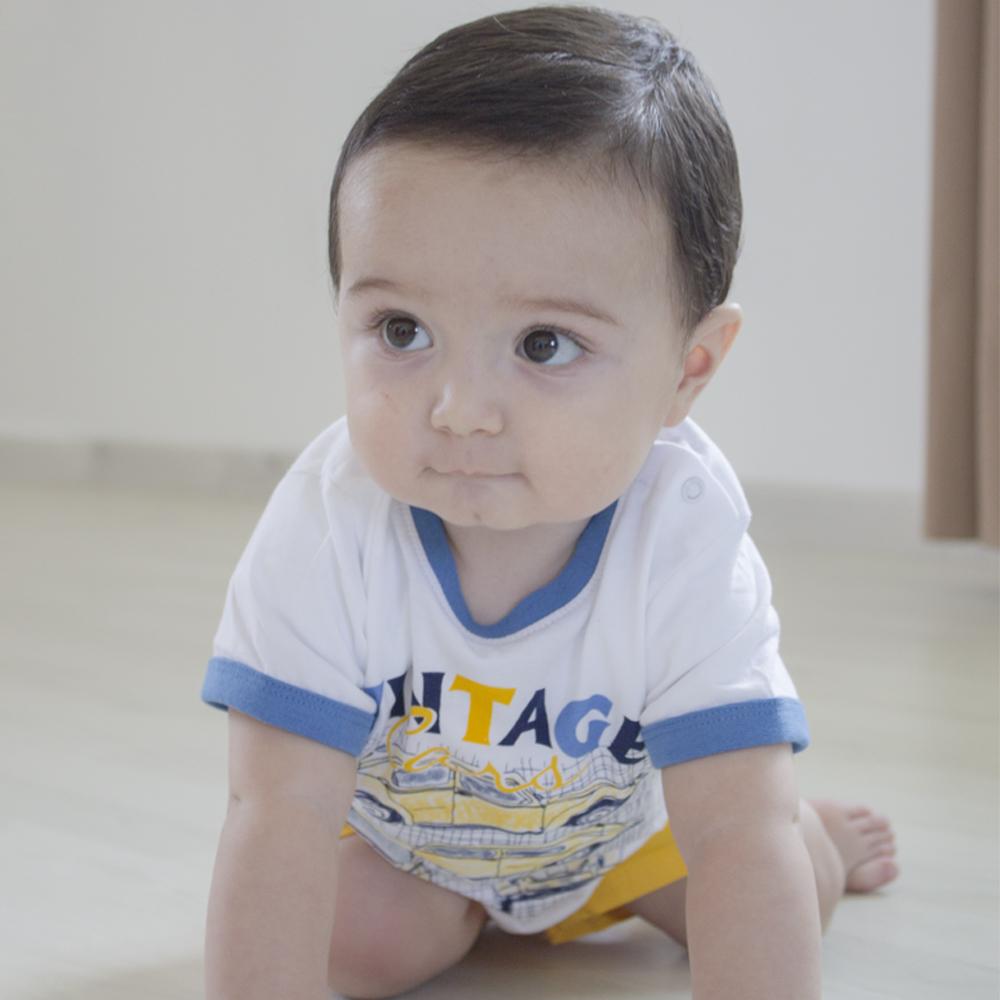 Retrato Del Niño Pequeño De Moda En Camisa Amarilla Foto de
