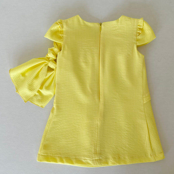 Vestido amarillo con olanes y lazo al frente con adorno para el cabello | Mexcana