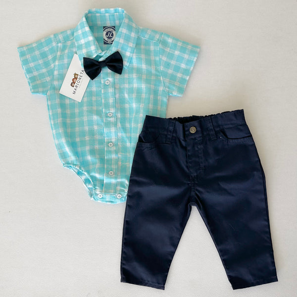 Conjunto de tres piezas camisa cuadros azul agua, pantalón y moño marino para bebe niño.  JL