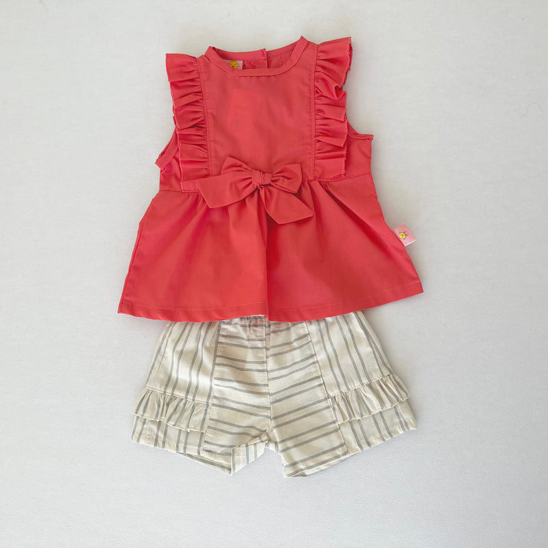 Conjunto dos piezas blusa salmón con detalle de lazo al frente  y short ivory con rayas gris para bebe niña, mexicana