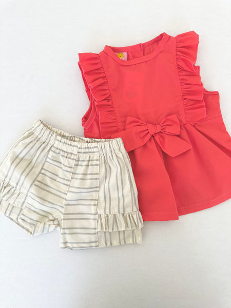 Conjunto dos piezas blusa salmón con detalle de lazo al frente  y short ivory con rayas gris para bebe niña, mexicana