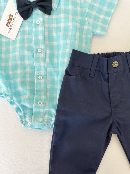 Conjunto de tres piezas camisa cuadros azul agua, pantalón y moño marino para bebe niño.  JL