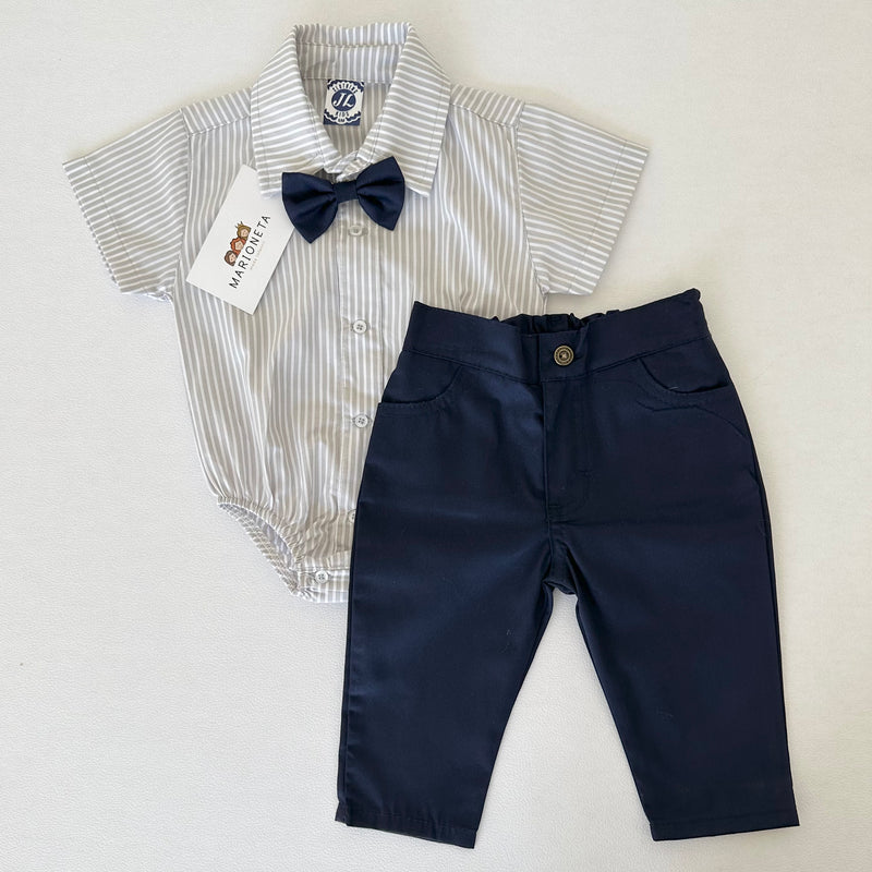 Conjunto tres piezas camisa a rayas color gris y pantalón con moño marino para niño. JL