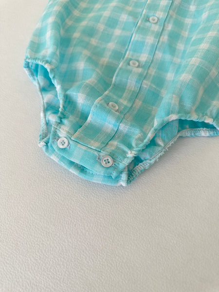 Conjunto de tres piezas camisa cuadros azul agua, pantalón y moño marino para bebe niño.  JL