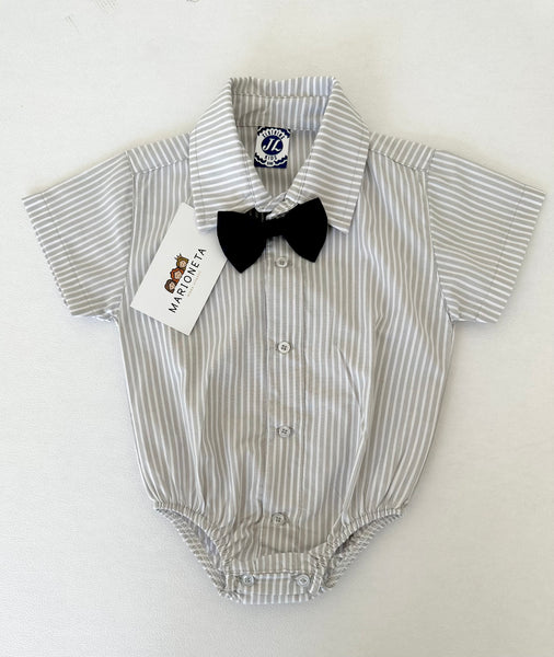 Conjunto tres piezas camisa a rayas color gris y pantalón con moño marino para niño. JL