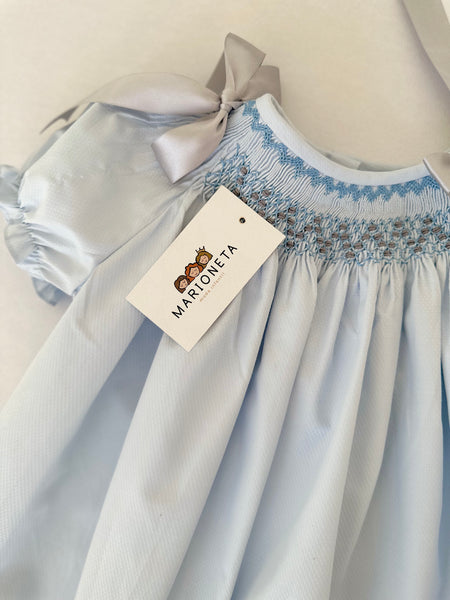 Vestido bordado hecho a mano color azul con detalle de lazo en hombros para niña, Nenes