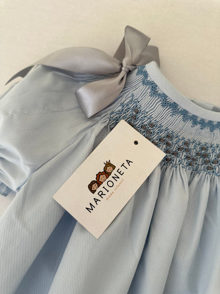 Vestido bordado hecho a mano color azul con detalle de lazo en hombros para niña, Nenes