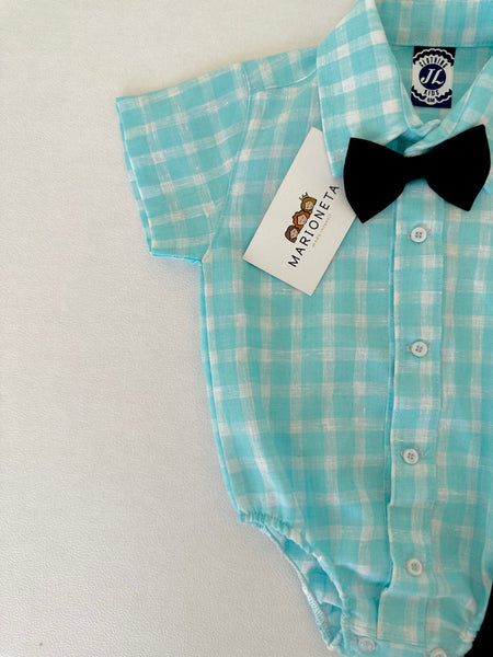 Conjunto de tres piezas camisa cuadros azul agua, pantalón y moño marino para bebe niño.  JL