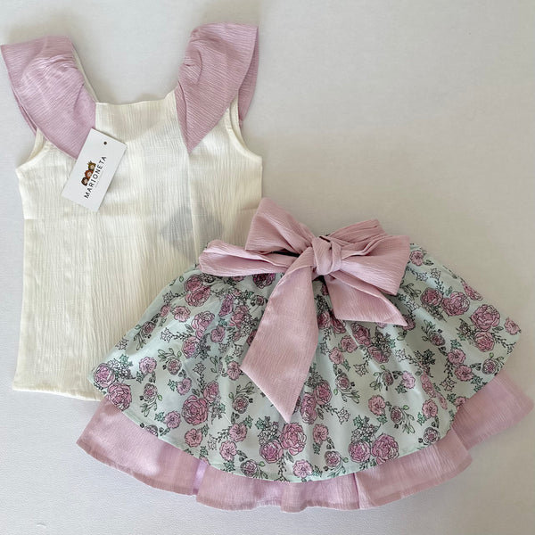 Conjunto de dos piezas falda estampada de flores y lazo al frente con blusa blanca con detalles en los hombros para niña | Newness