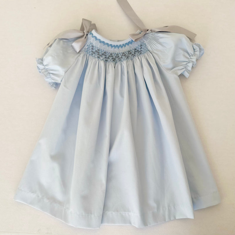 Vestido bordado hecho a mano color azul con detalle de lazo en hombros para niña, Nenes